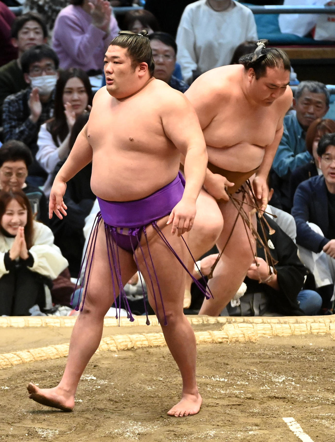 尊富士（左）は竜電を押し出しで破る（撮影・前岡正明）