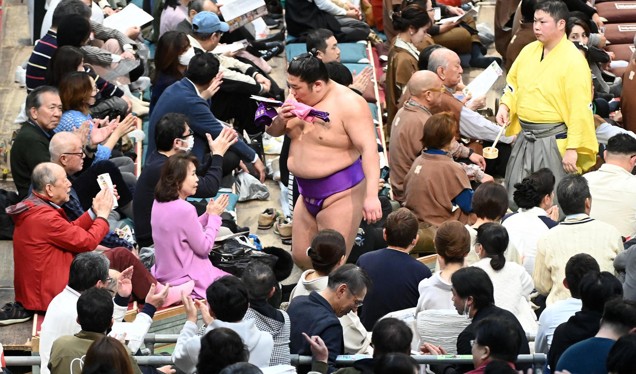 竜電を破り引き揚げる尊富士（撮影・前岡正明）