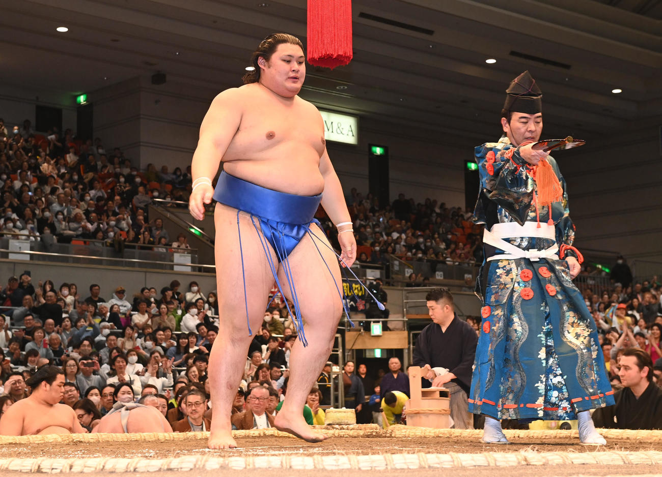 玉鷲（左）を押し出しで破る大の里（撮影・和賀正仁）