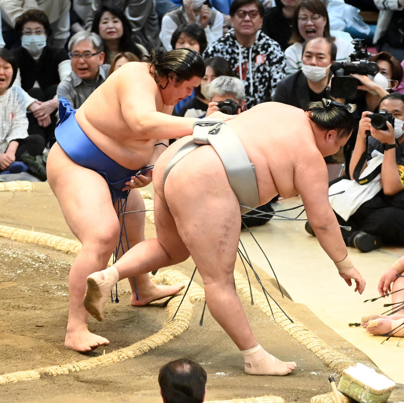 大の里（奥）は玉鷲を押し出しで破る（撮影・前岡正明）