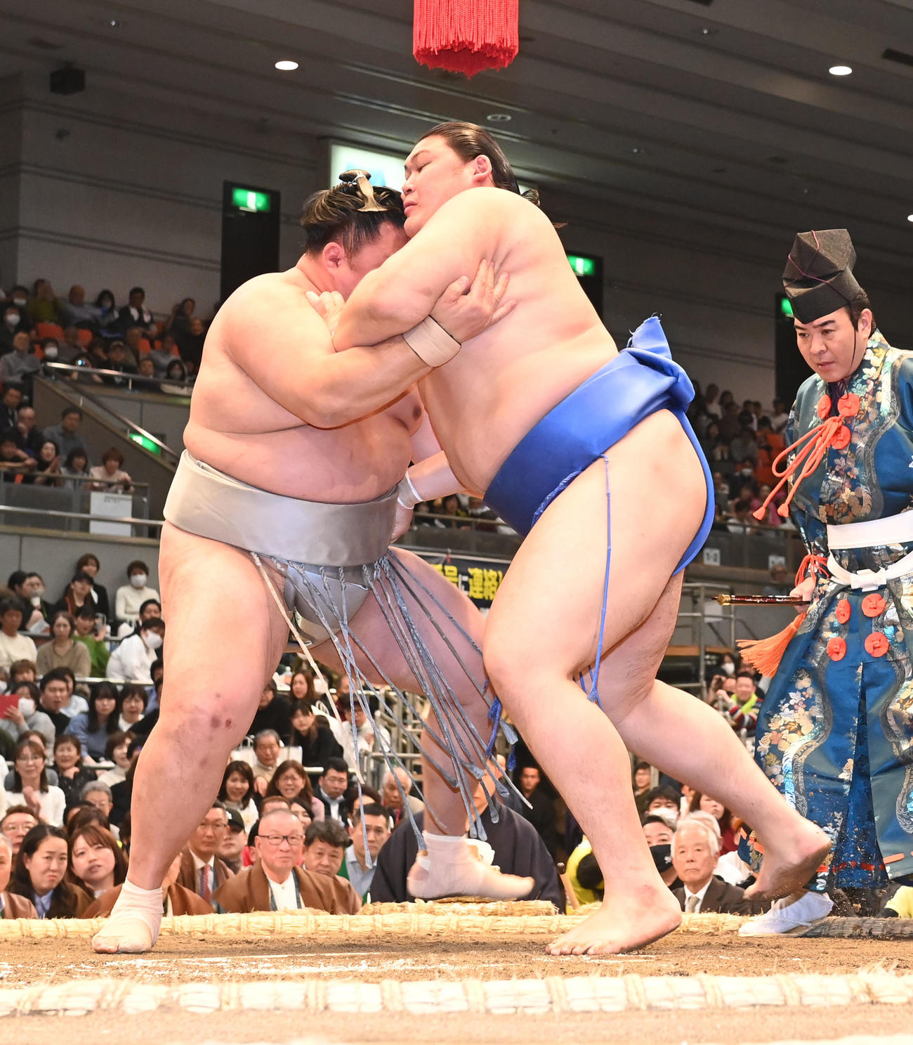 玉鷲（左）を押し出しで破る大の里（撮影・和賀正仁）