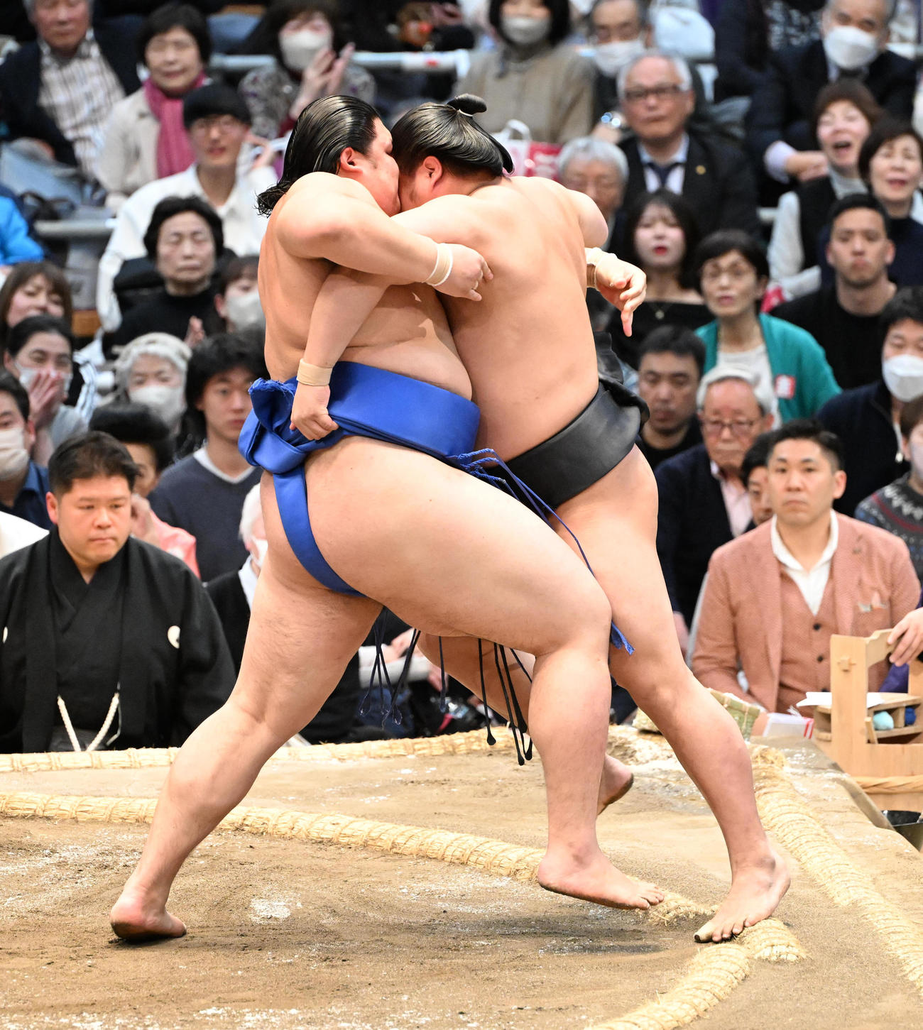 大の里（左）は寄り切りで若元春を破る（撮影・和賀正仁）