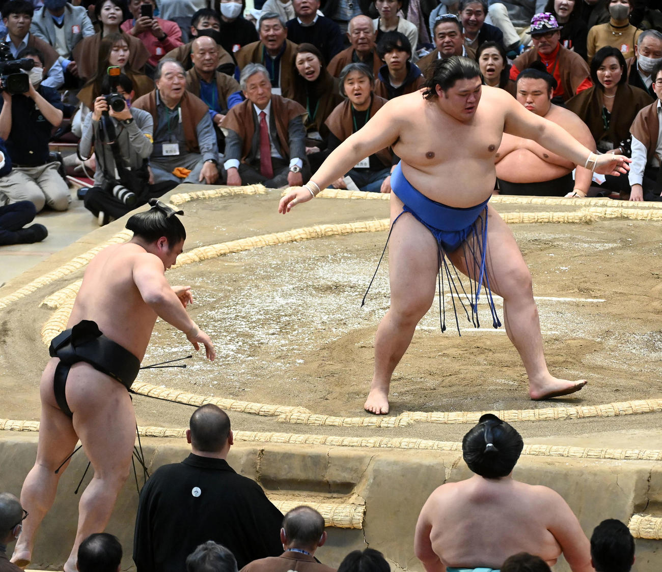 大の里（右）は若元春を寄り切りで破る（撮影・前岡正明）