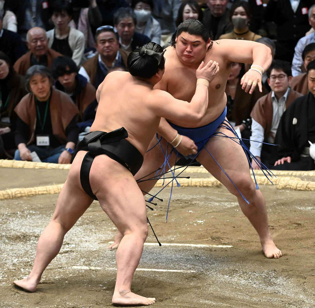 若元春（左）と激しい攻防を見せる大の里（撮影・前岡正明）