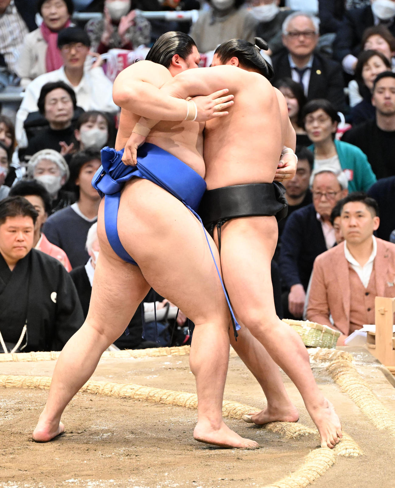 大の里（左）は寄り切りで若元春を破る（撮影・和賀正仁）