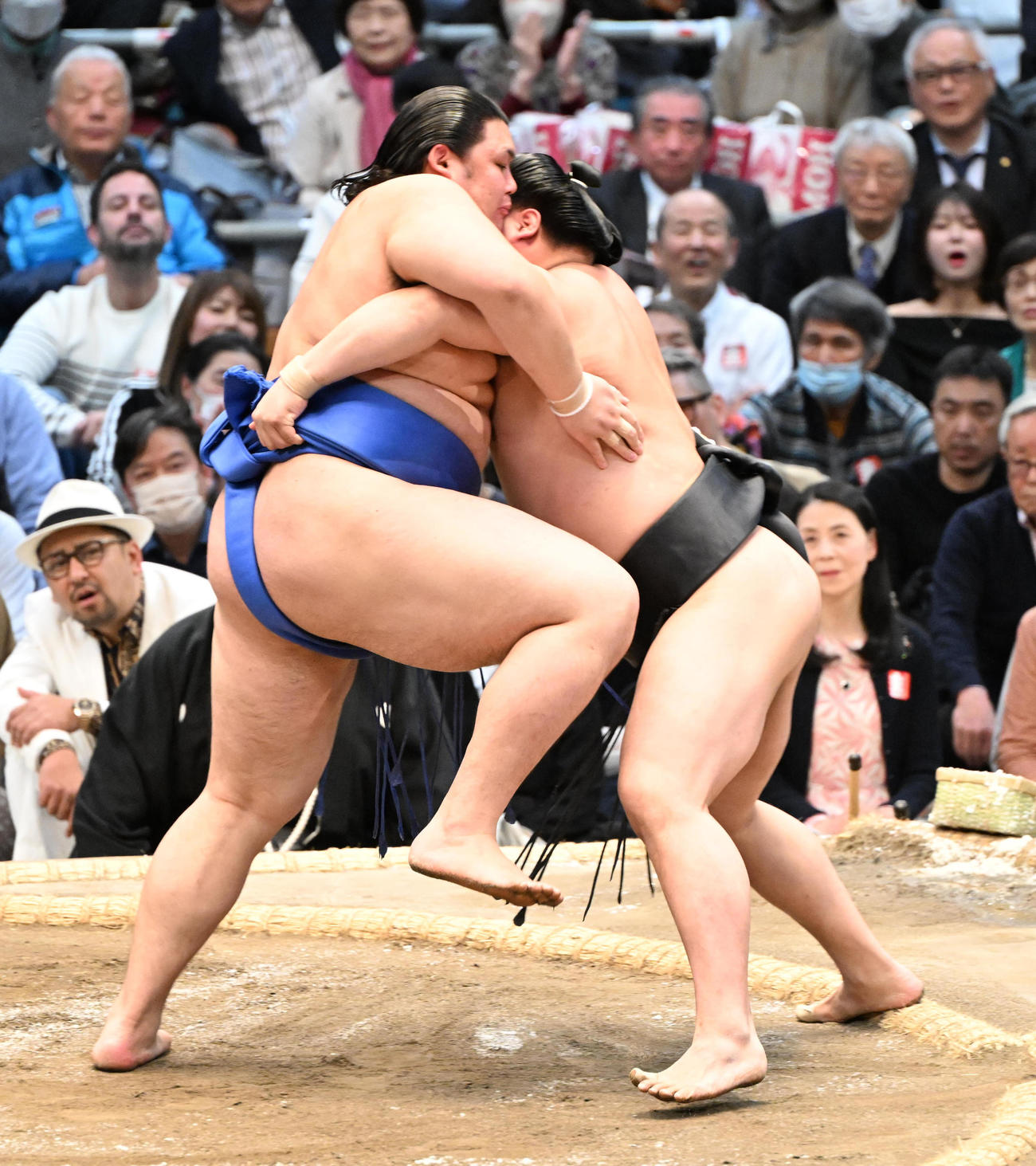 大の里（左）は寄り切りで若元春を破る（撮影・和賀正仁）