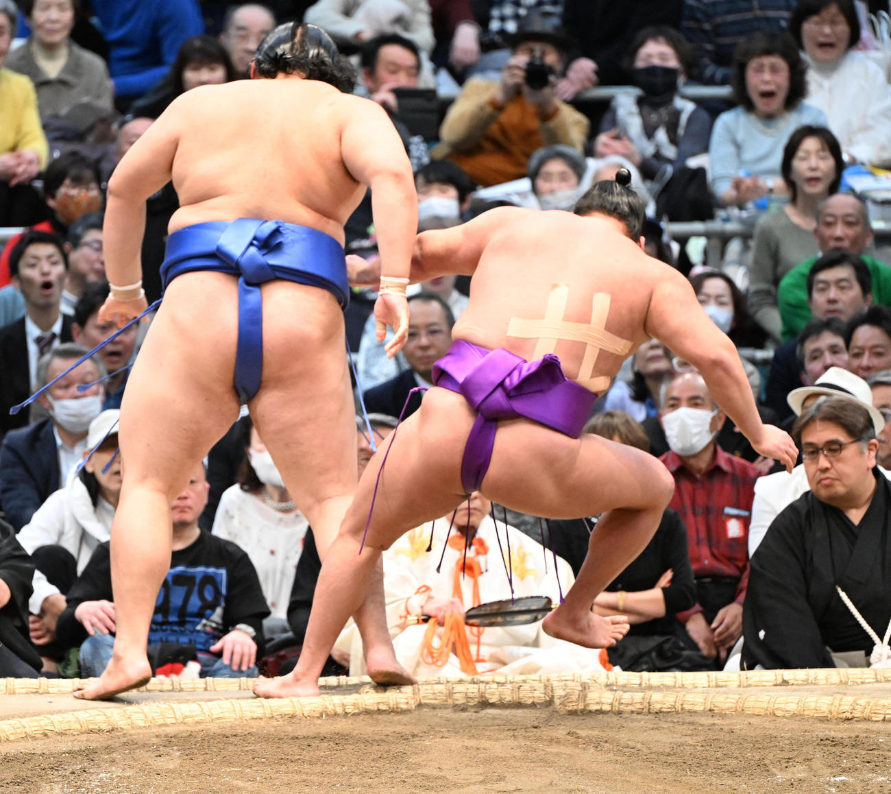 尊富士（右）は押し出しで大の里を破る（撮影・和賀正仁）