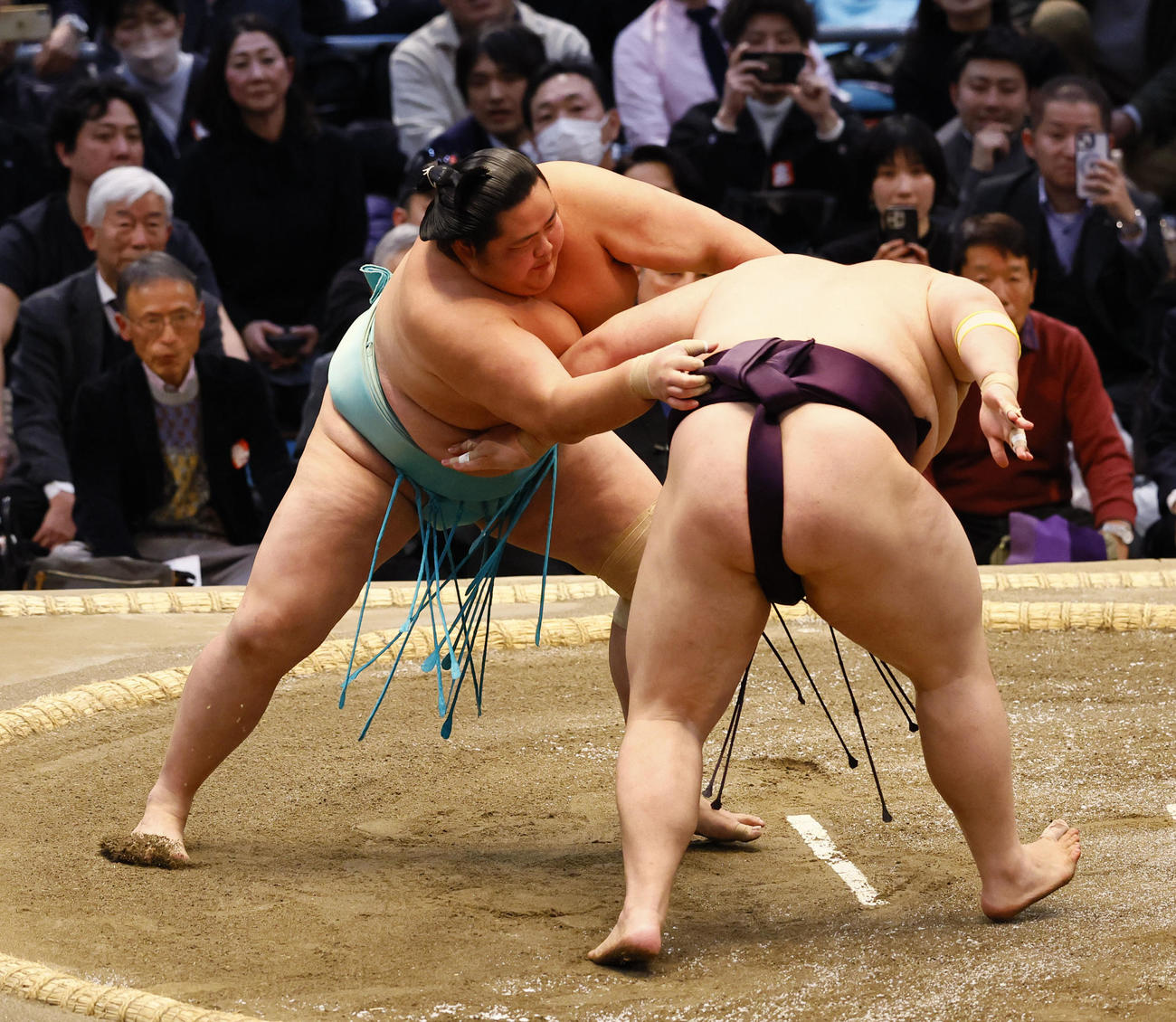 大相撲春場所10日目　王鵬（右）を攻める琴ノ若（撮影・藤尾明華）
