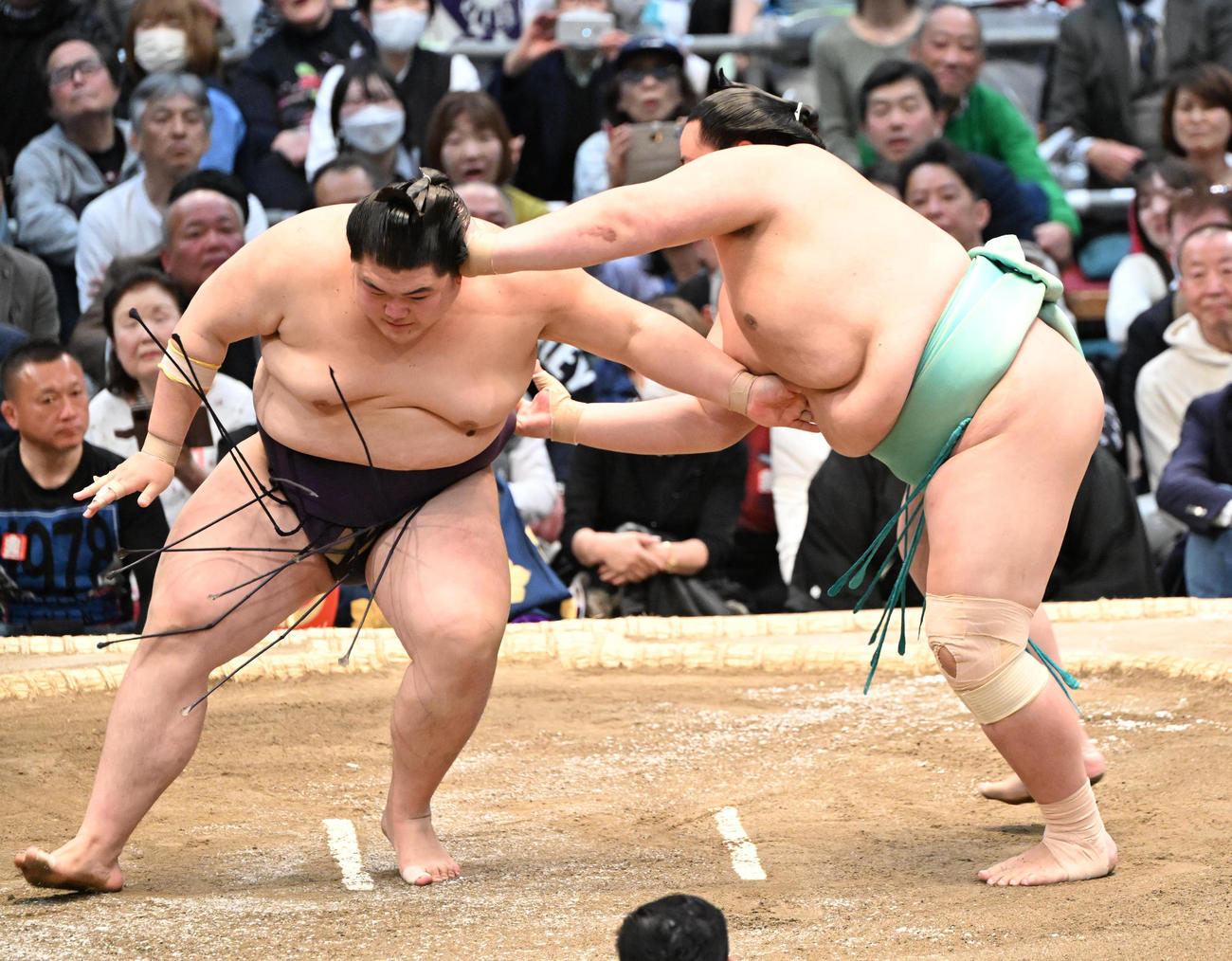 王鵬（左）を寄り切りで破る琴ノ若（撮影・和賀正仁）