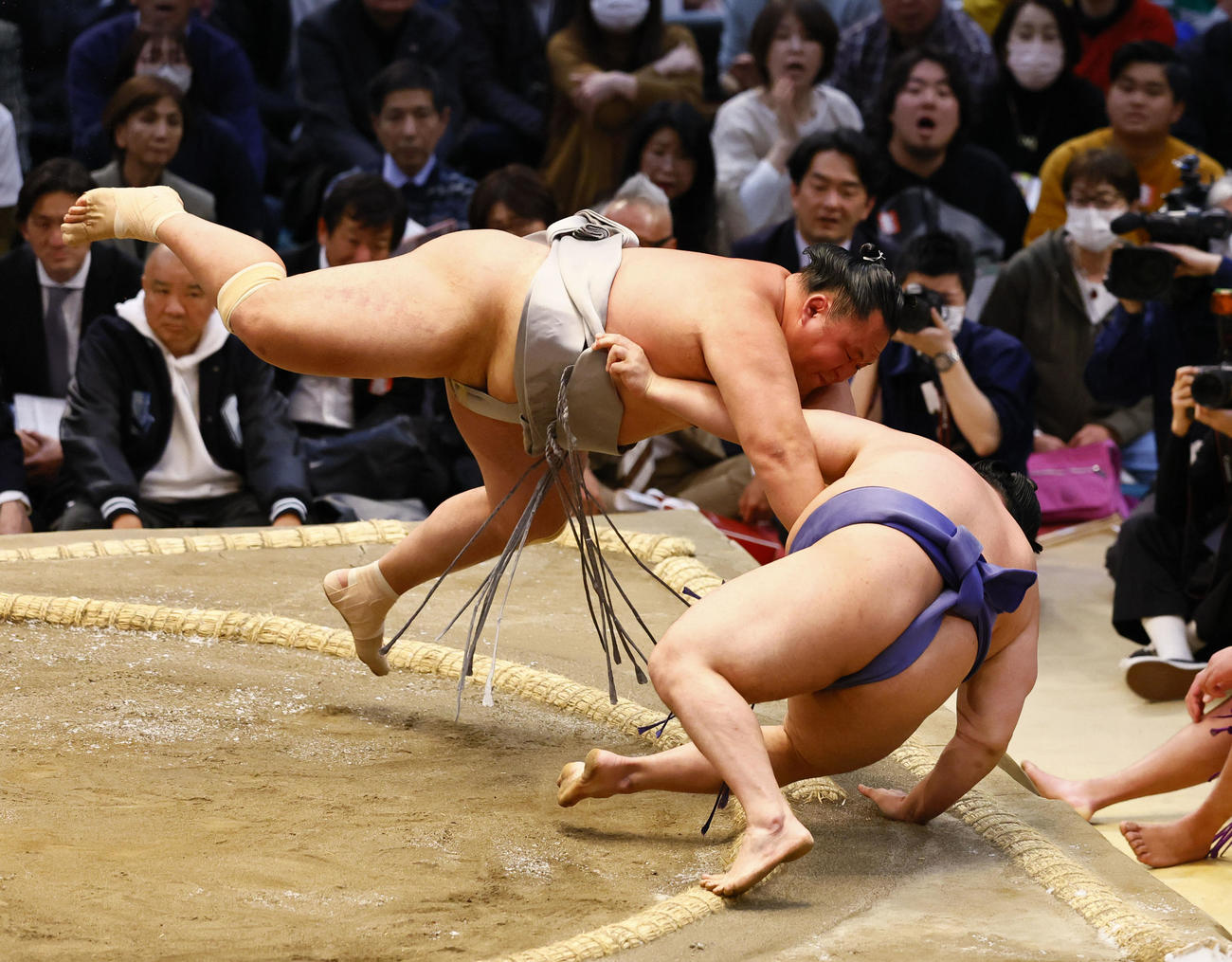 大相撲春場所10日目　玉鷲（左）はきめ倒しで美ノ海を破る（撮影・藤尾明華）