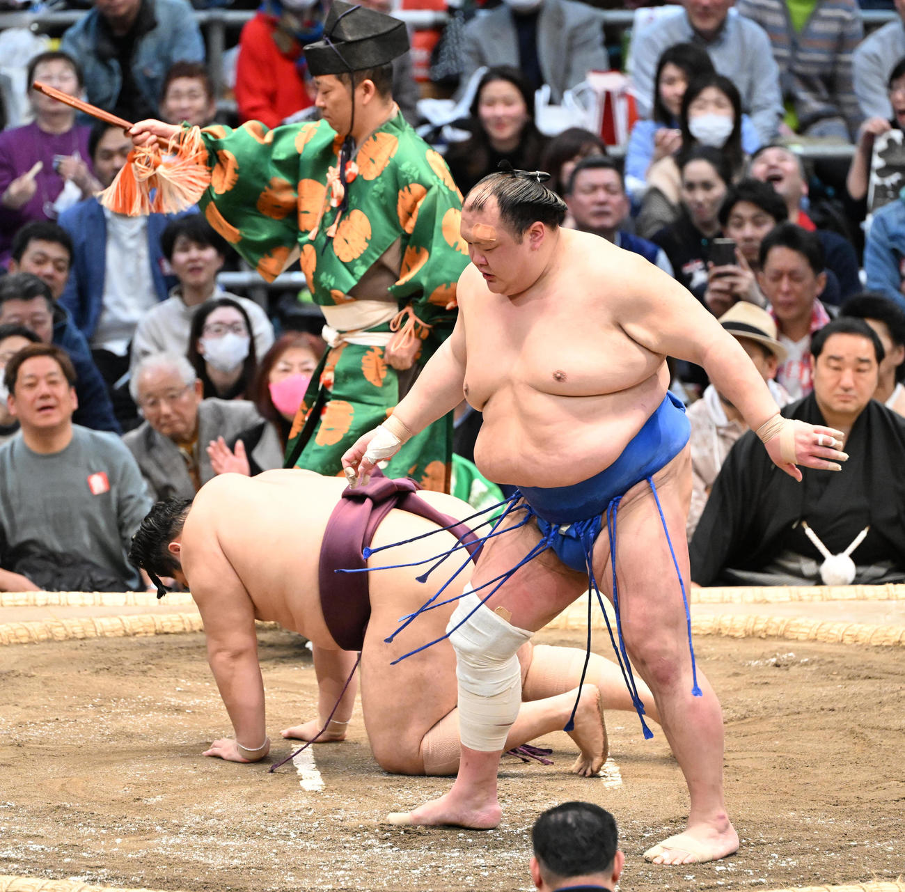 北勝富士（右）は突き落としで遠藤を破る（撮影・和賀正仁）