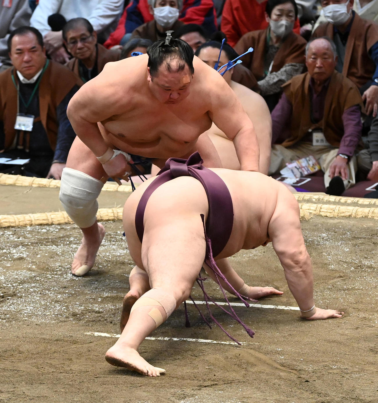 北勝富士（奥）は遠藤を突き落としで破る（撮影・前岡正明）
