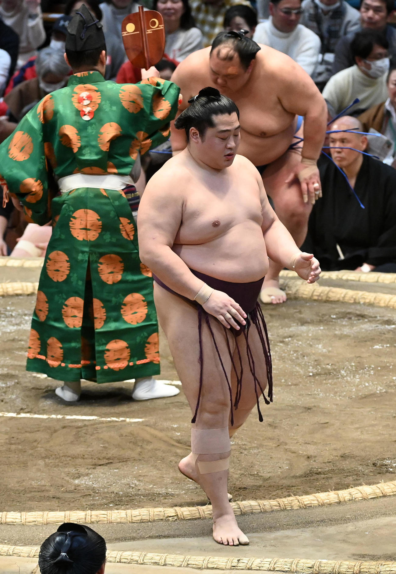 遠藤（手前）は北勝富士に突き落としで敗れる（撮影・前岡正明）