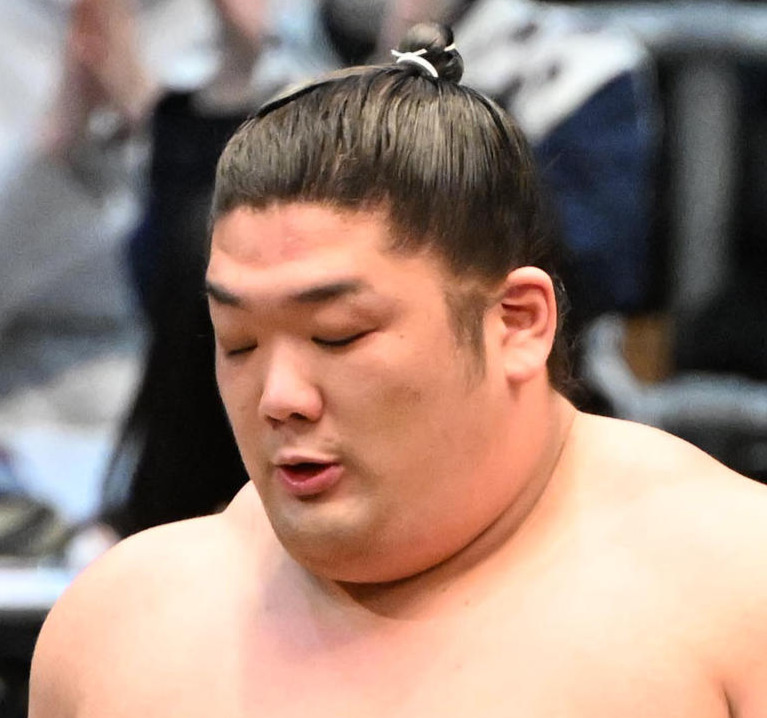 尊富士は寄り切りで琴ノ若を破り全勝を守る（撮影・和賀正仁）