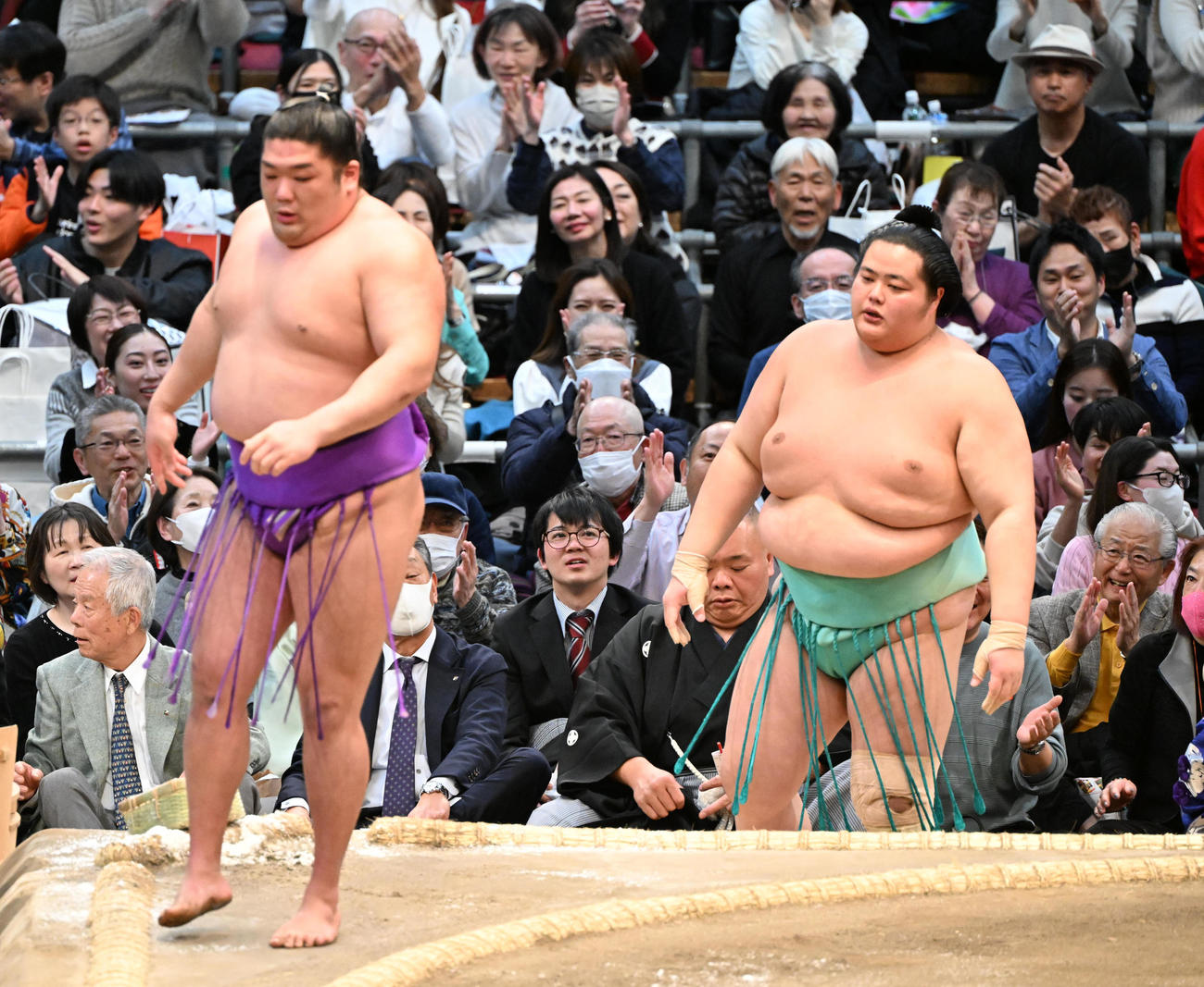 尊富士（左）は寄り切りで琴ノ若を破り全勝を守る（撮影・和賀正仁）