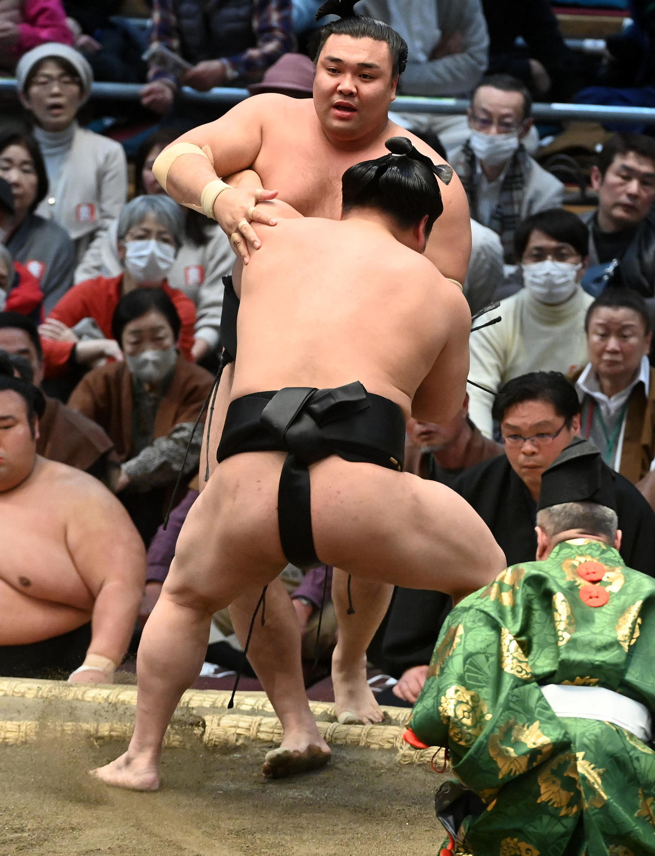 若元春（手前）は霧島を寄り切りで破る（撮影・前岡正明）