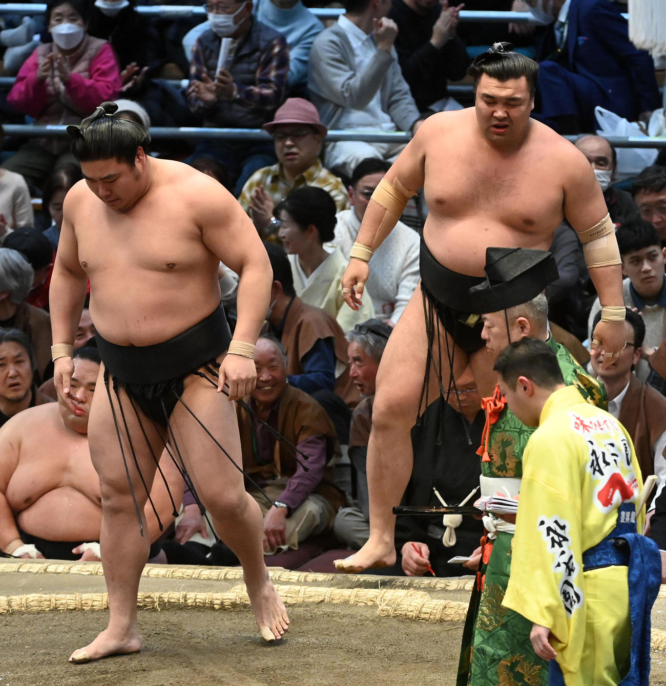 若元春（左））は霧島を寄り切りで破る（撮影・前岡正明）