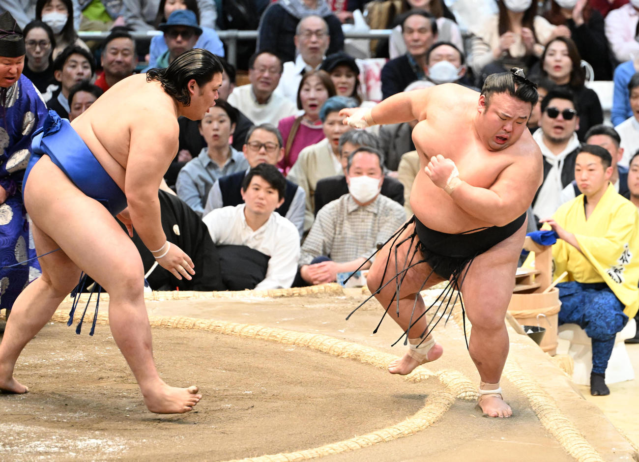 貴景勝（右）を押し出しで破り2敗を守った大の里（撮影・和賀正仁）