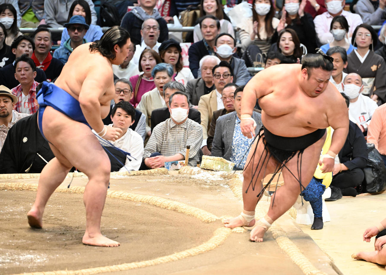 貴景勝（右）を押し出しで破り2敗を守った大の里（撮影・和賀正仁）
