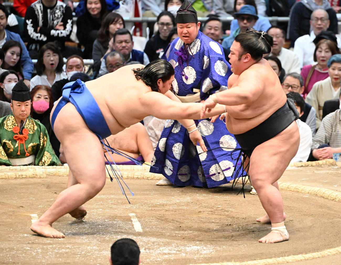 貴景勝（右）を押し出しで破り2敗を守った大の里（撮影・和賀正仁）