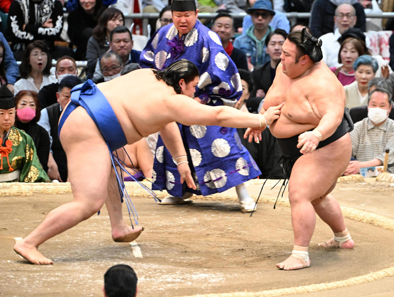 貴景勝（右）を押し出しで破り2敗を守った大の里（撮影・和賀正仁）