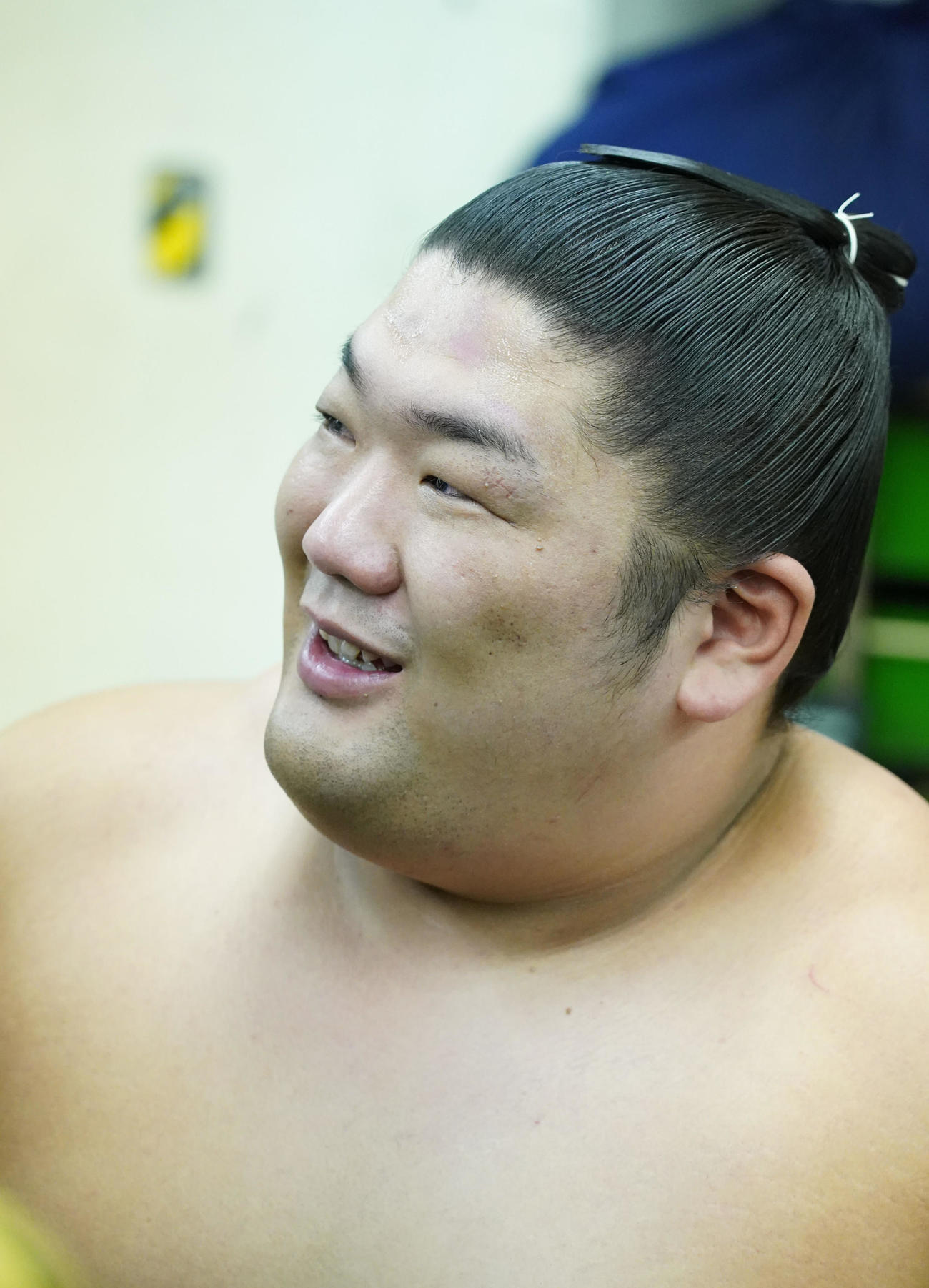 支度部屋で記者に囲まれ笑顔を見せる尊富士
