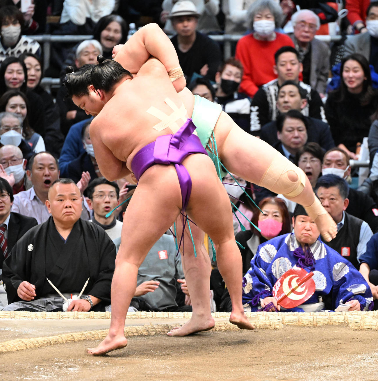 尊富士（左）は寄り切りで琴ノ若を破り全勝を守る（撮影・和賀正仁）