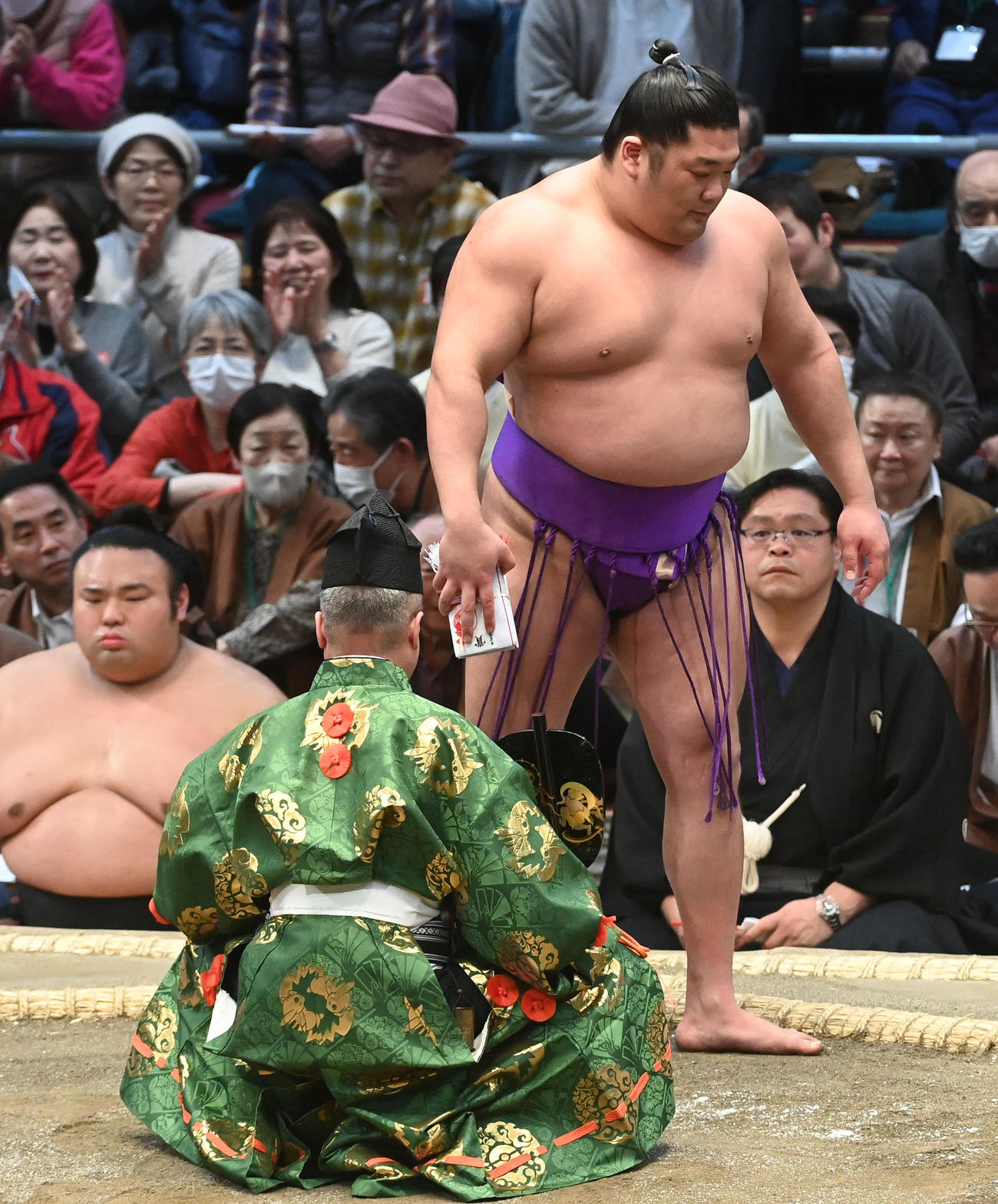 尊富士は琴ノ若を寄り切りで破る（撮影・前岡正明）