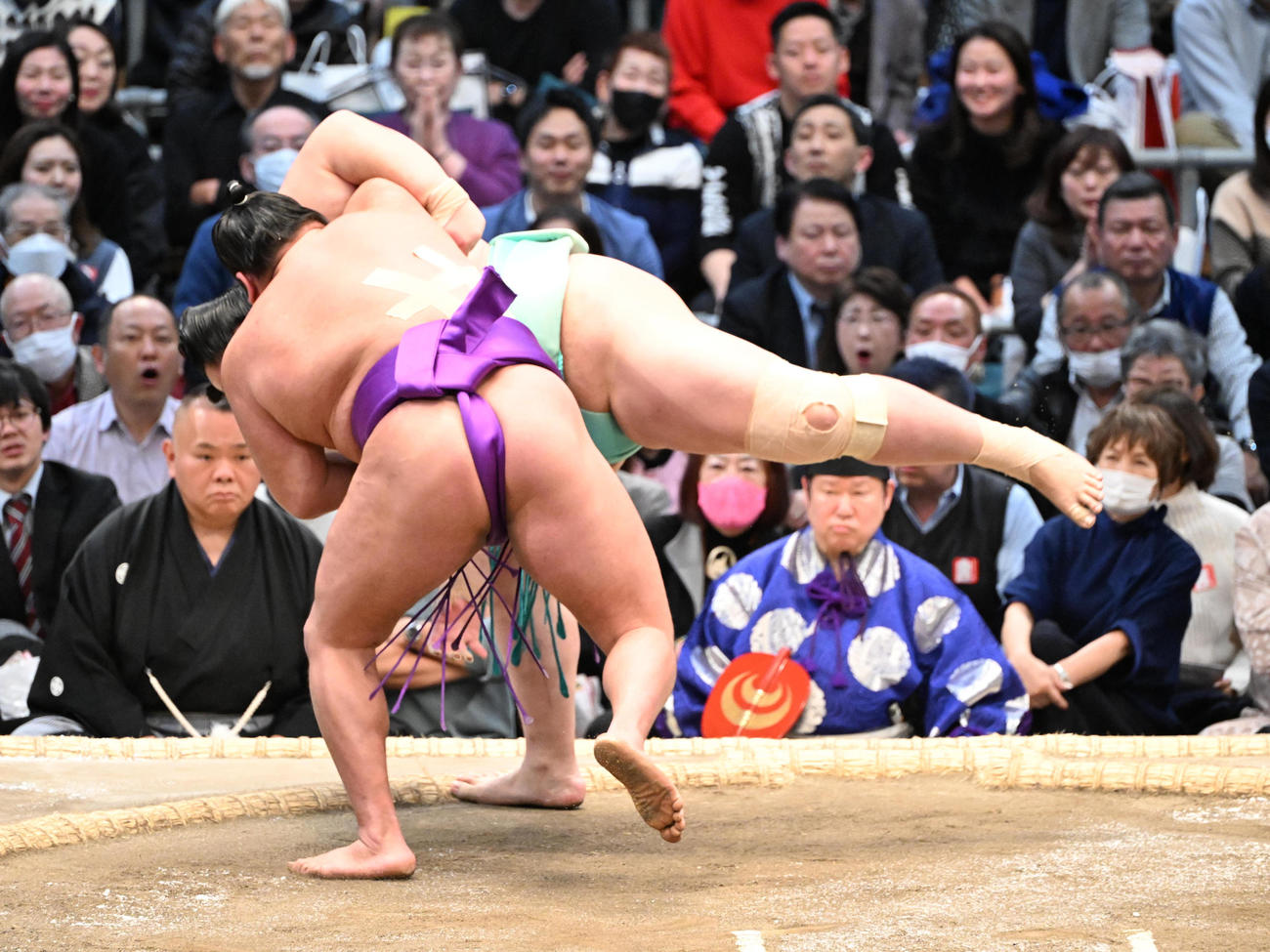 尊富士（左）は寄り切りで琴ノ若を破り全勝を守る（撮影・和賀正仁）