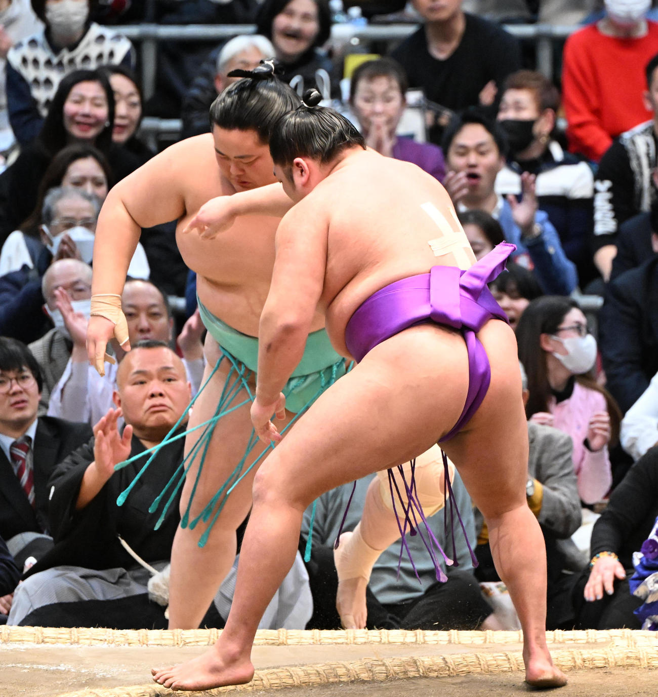 尊富士（左）は寄り切りで琴ノ若を破り全勝を守る（撮影・和賀正仁）