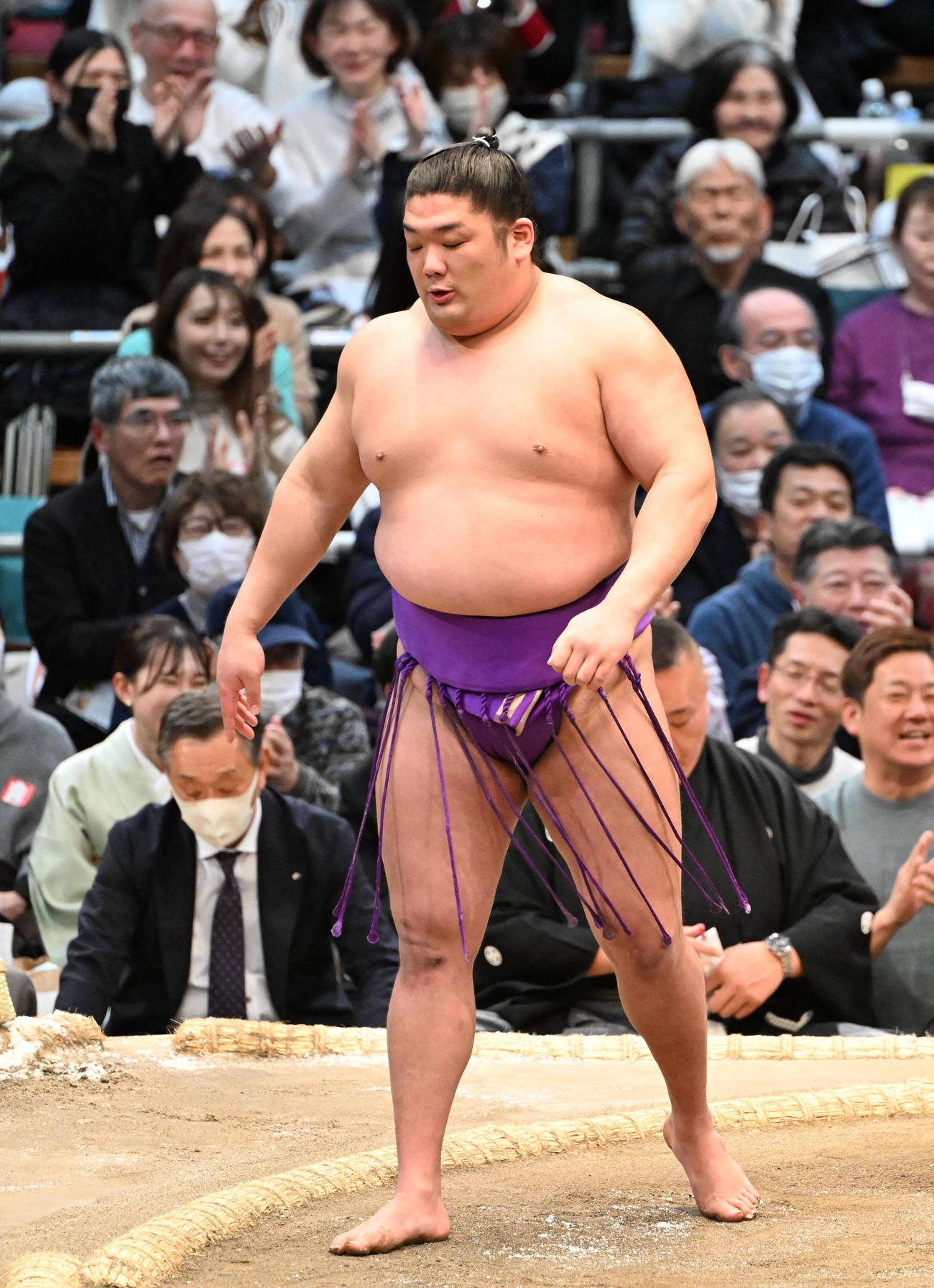 尊富士（左）は寄り切りで琴ノ若を破り全勝を守る（撮影・和賀正仁）