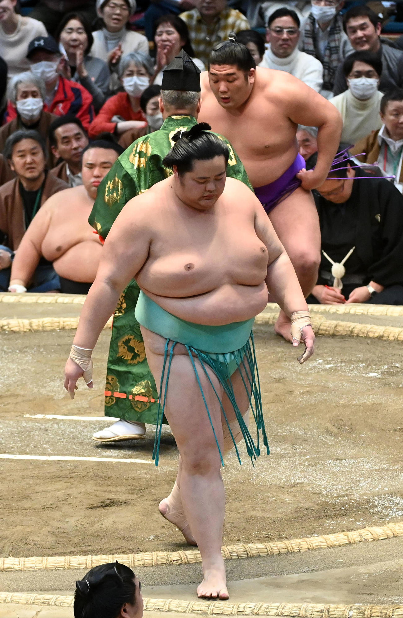 尊富士に寄り切りで敗れた琴ノ若（撮影・前岡正明）