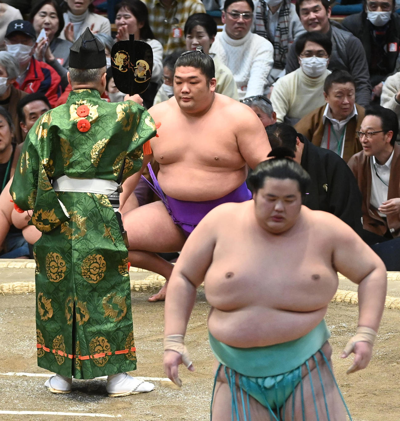 尊富士（手前）は琴ノ若を寄り切りで破（撮影・前岡正明）
