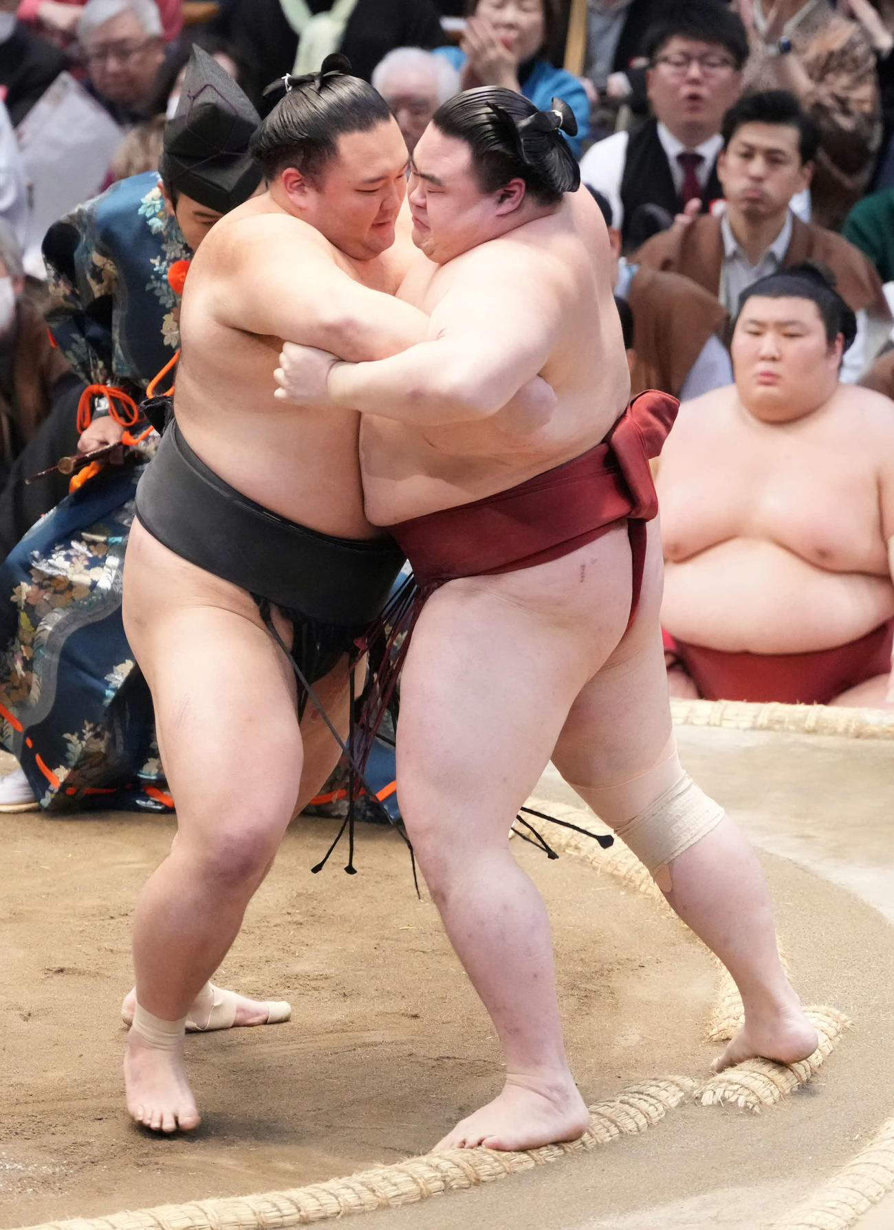 朝乃山（左）は隆の勝を寄り切りで破る（撮影・小沢裕）