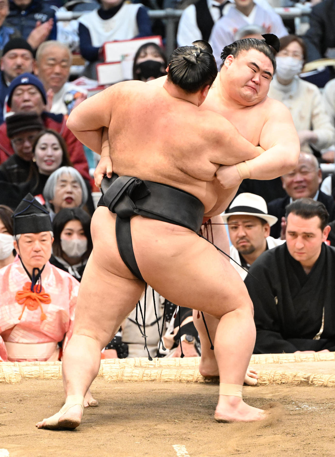 隆の勝（右）を寄り切りで破る朝乃山（撮影・和賀正仁）