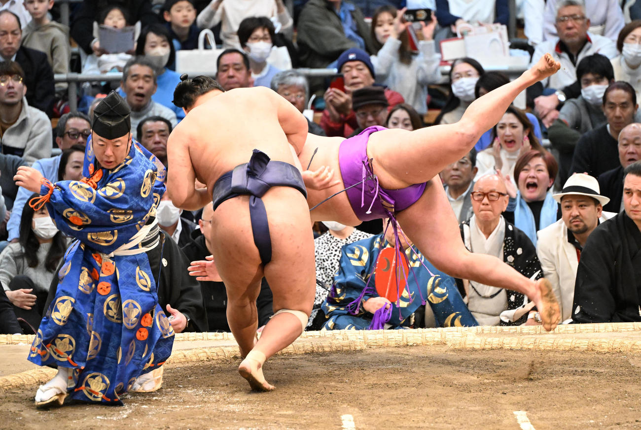 尊富士（右）を小手投げで破る豊昇龍（撮影・和賀正仁）