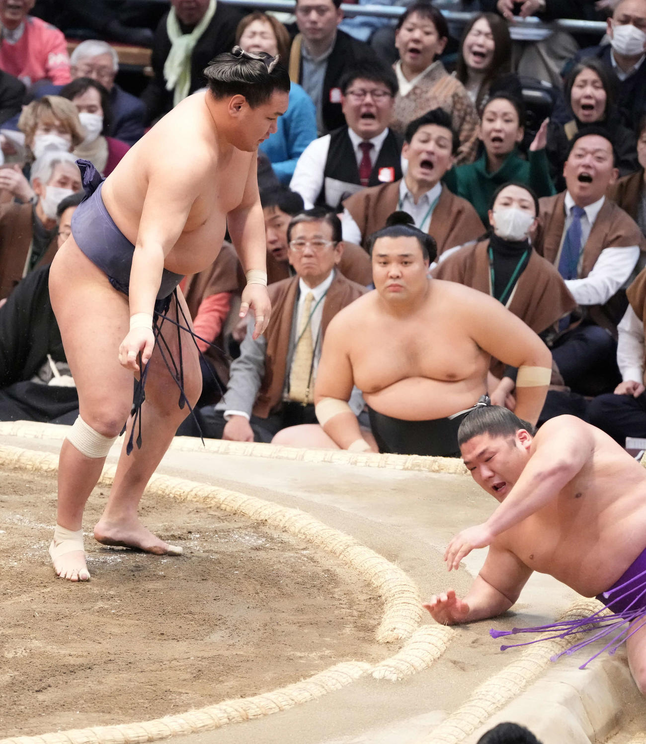 尊富士（右）は豊昇龍に小手投げで敗れる（撮影・小沢裕）