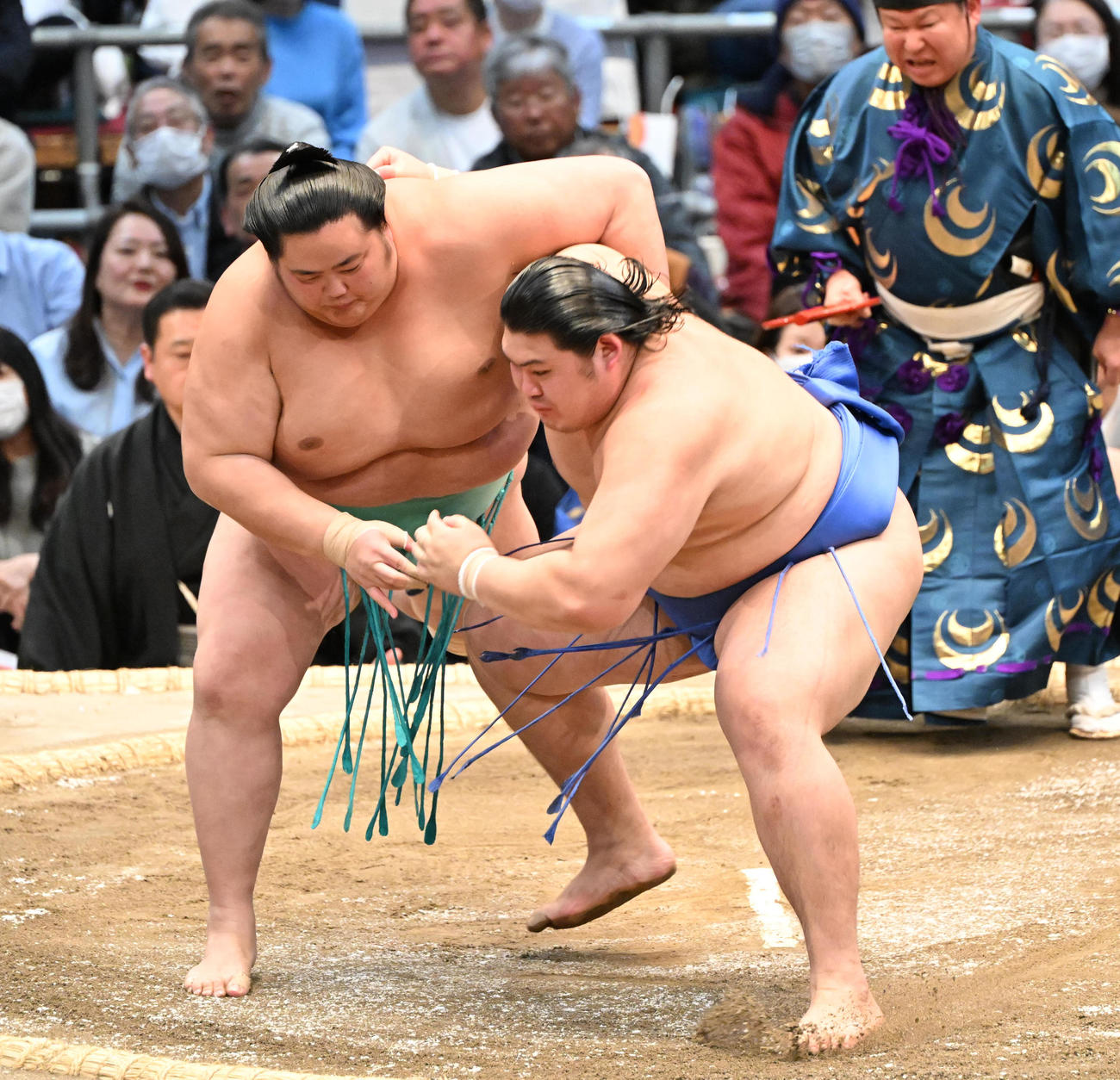大の里（右）を小手投げで破る琴ノ若（撮影・和賀正仁）