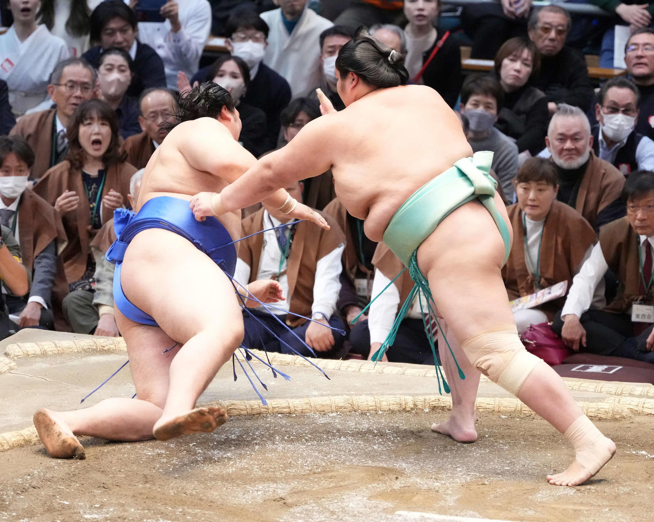琴ノ若（右）は大の里を小手投げで破る（撮影・小沢裕）