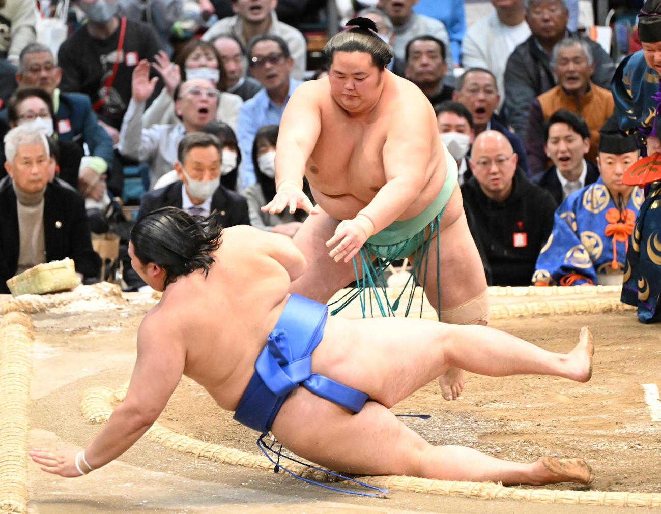 大の里（右）を小手投げで破る琴ノ若（撮影・和賀正仁）