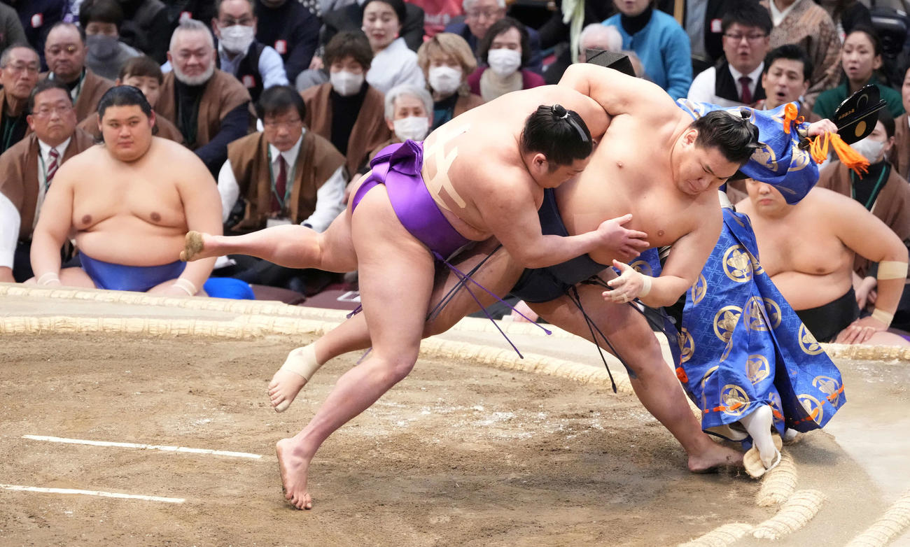 尊富士（中央）は豊昇龍に小手投げで敗れる。左は土俵下控えの大の里（撮影・小沢裕）