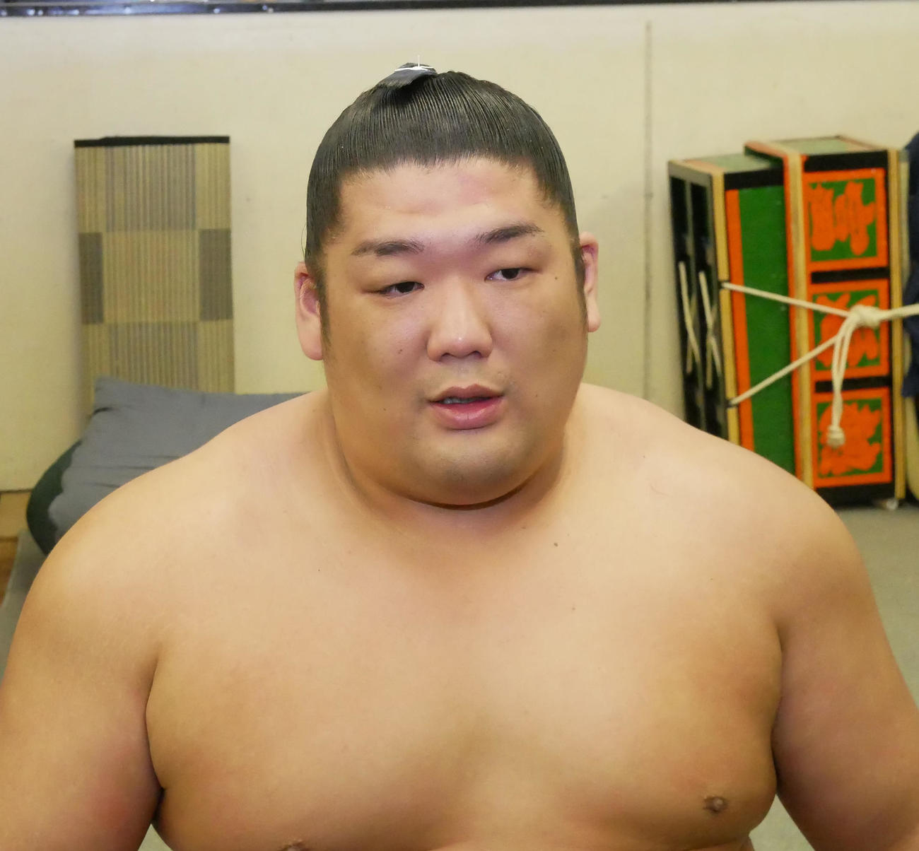 支度部屋で厳しい表情の尊富士