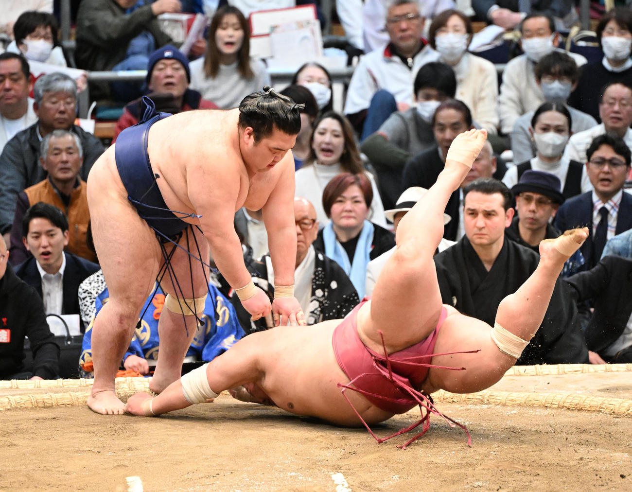 大栄翔（手前）をはたき込みで破る豪ノ山（撮影・和賀正仁）
