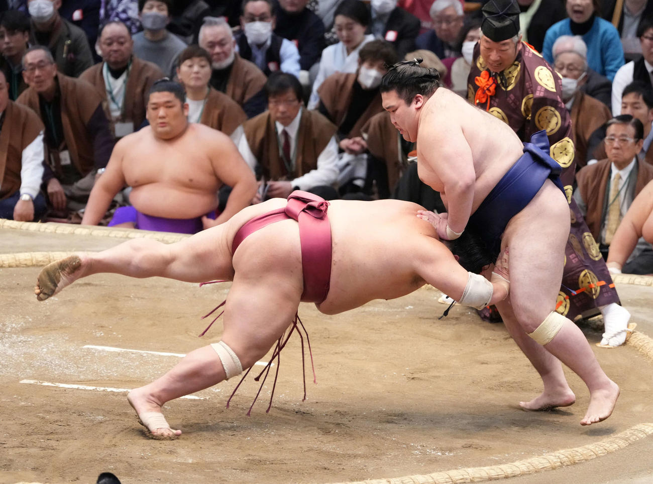 豪ノ山（右）は大栄翔をはたき込みで破る（撮影・小沢裕）