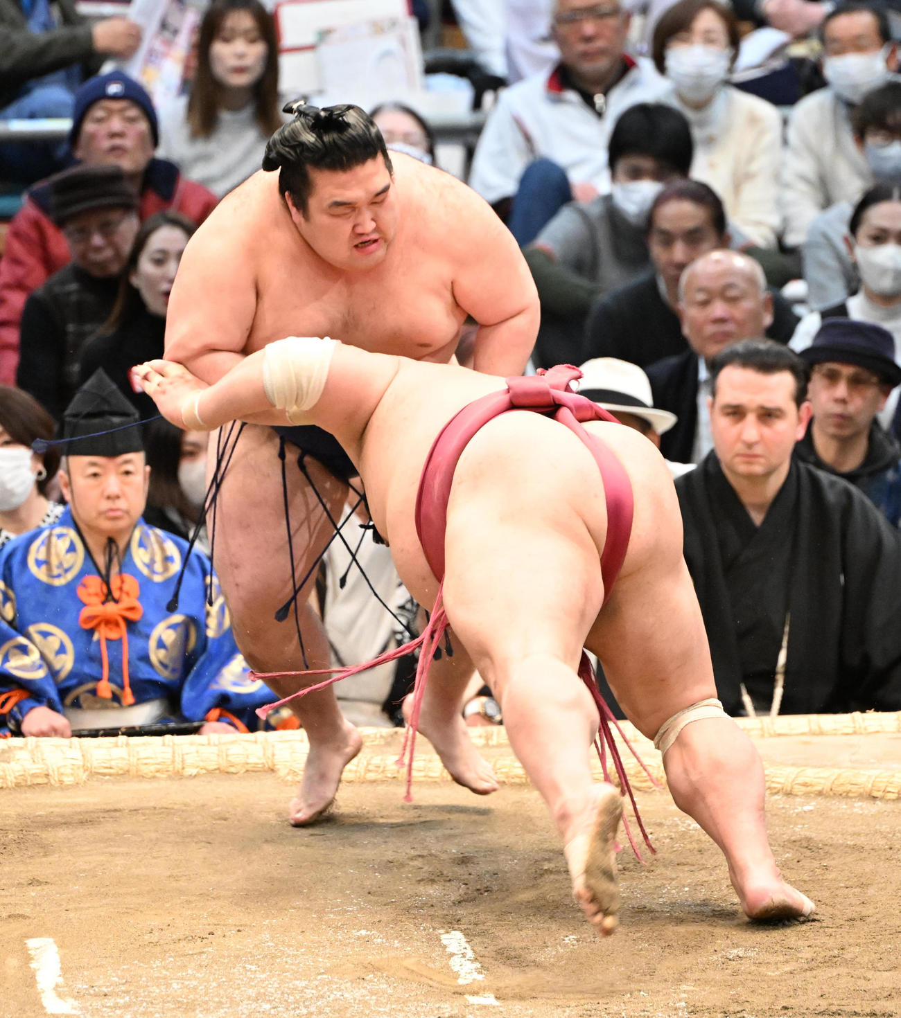大栄翔（手前）をはたき込みで破る豪ノ山（撮影・和賀正仁）