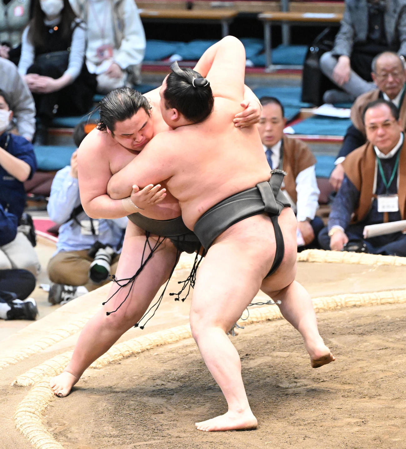 風賢央（右）は寄り切りで阿武剋を破る（撮影・和賀正仁）