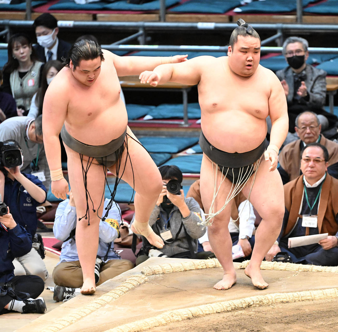風賢央（右）は寄り切りで阿武剋を破る（撮影・和賀正仁）