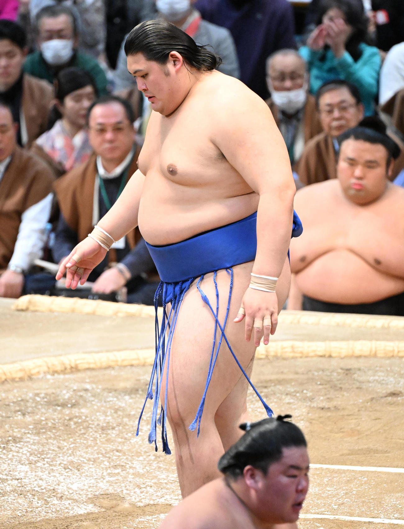 大栄翔（手前）をはたき込みで破る大の里（撮影・和賀正仁）