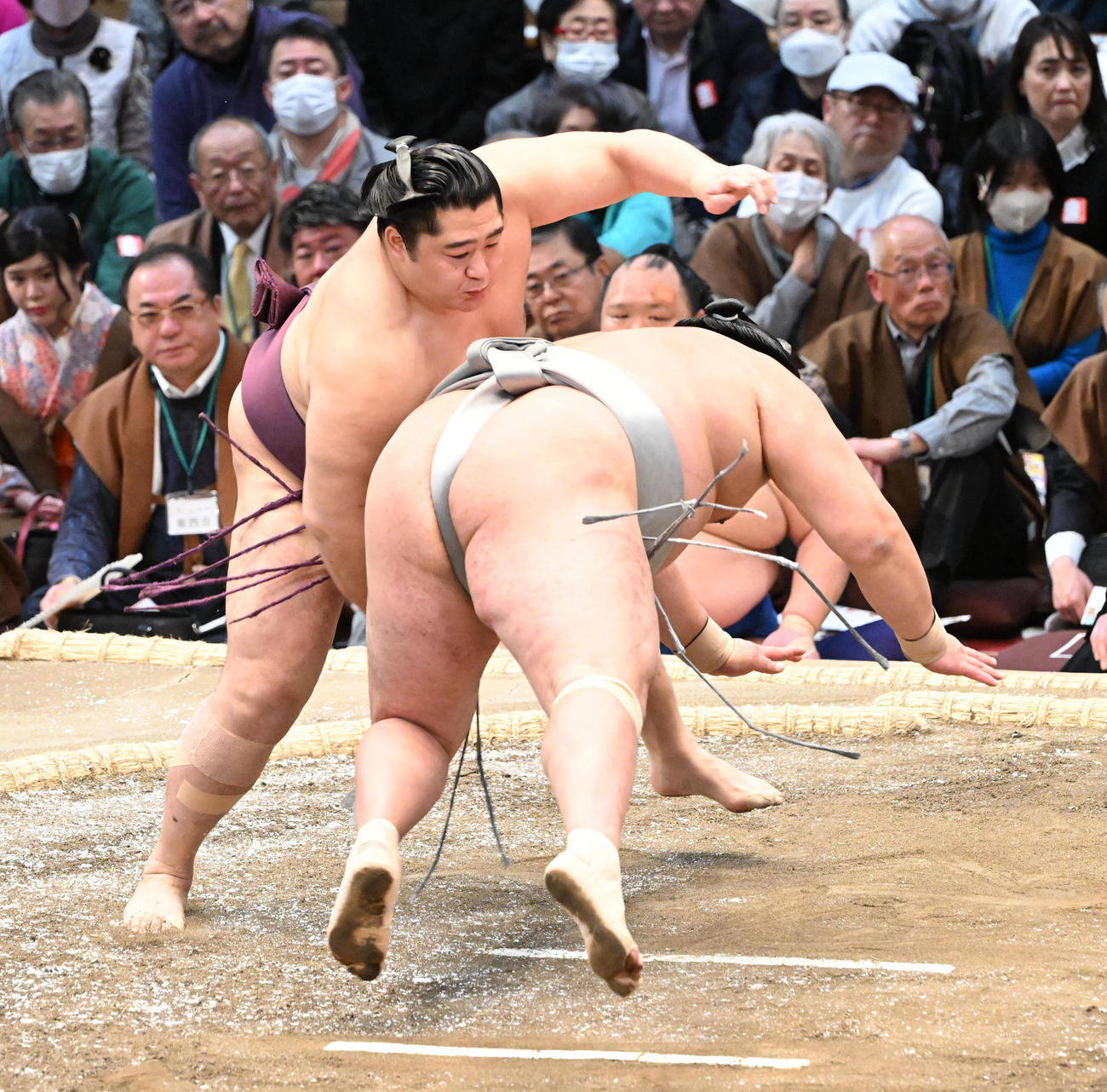 遠藤（左）は引き落としで玉鷲を破る（撮影・和賀正仁）