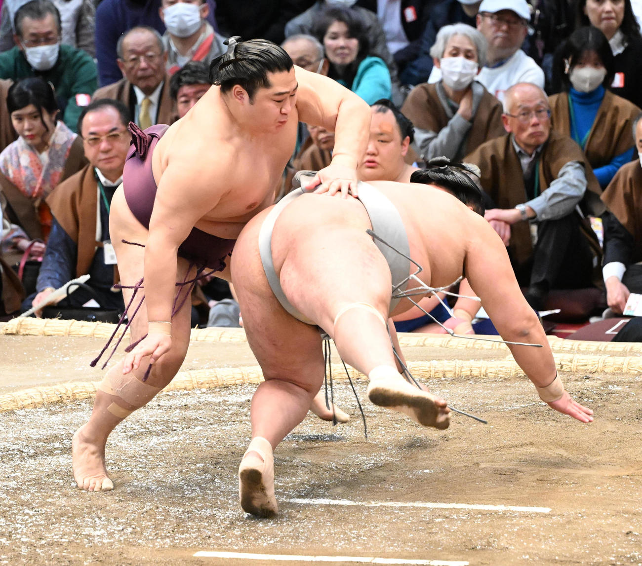遠藤（左）は引き落としで玉鷲を破る（撮影・和賀正仁）